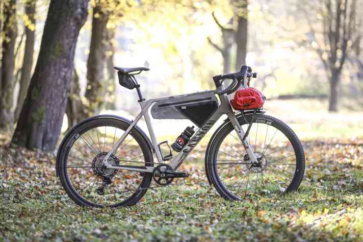 Parfait pour faire la navette : L'ordinateur portable et les vêtements de rechange se rangent dans un Drybag sur le rack avant. Les accessoires pèsent lourd : prêt à rouler sans bagages, le XL-Bike pèse 12,03 kilos.