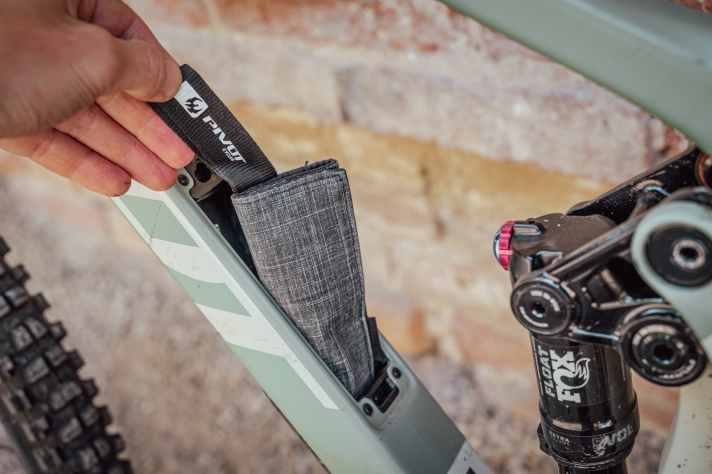 Das Trailcat ist das erste Pivot mit Staufach. Der Verschluss ist praktisch, die Öffnung aber etwas schmal. Zwei schicke Tool-Taschen sind inklusive.