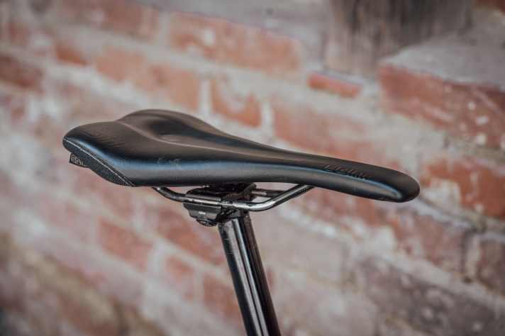 The skimpy WTB saddle had to make way for a SQlab 611. This offers more comfort and good support on climbs