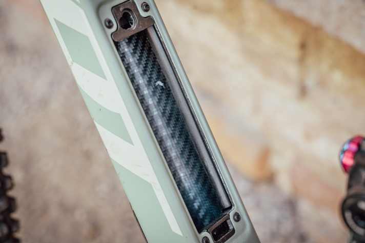 Die Züge laufen links und rechts am Rahmen entlang und sind mit einer Schaumstoffhülle gegen Klappern geschützt