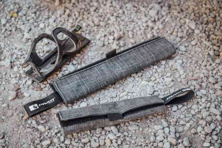 Im Inneren des Staufachs verbergen sich zwei praktische Kletttaschen, die Tools, Zubehör und Schlauch klapperfrei verstauen