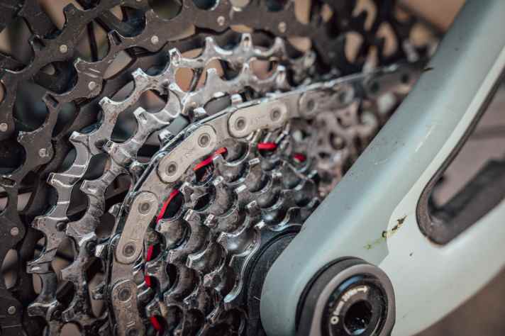 Saubere Sache: Die Kette wurde noch vor der ersten Ausfahrt entfettet und mit Heißwachs überzogen