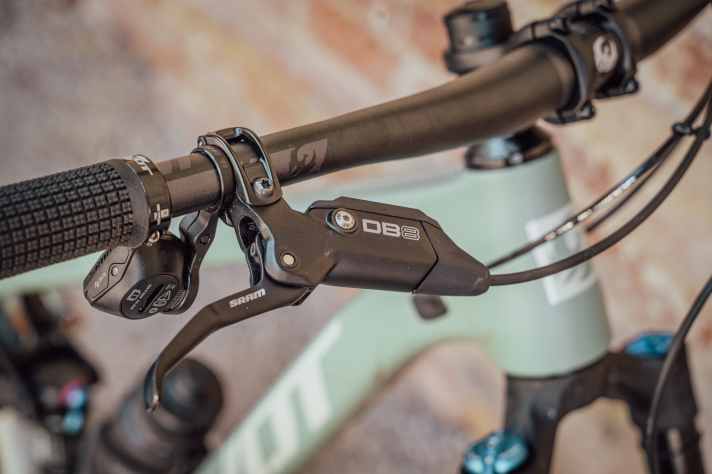 Die Sram DB8 mit 180 Millimeter-Scheiben sind mit eindeutig zu schwach auf der Brust!