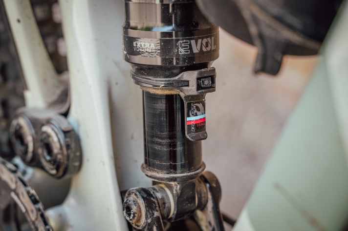 Clever detail: The SAG indicator helps when setting up the damper