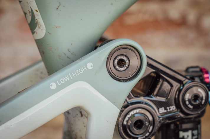 The rear suspension with DW-Link works sensitively at the beginning, I ride the flip-chip in the low position.