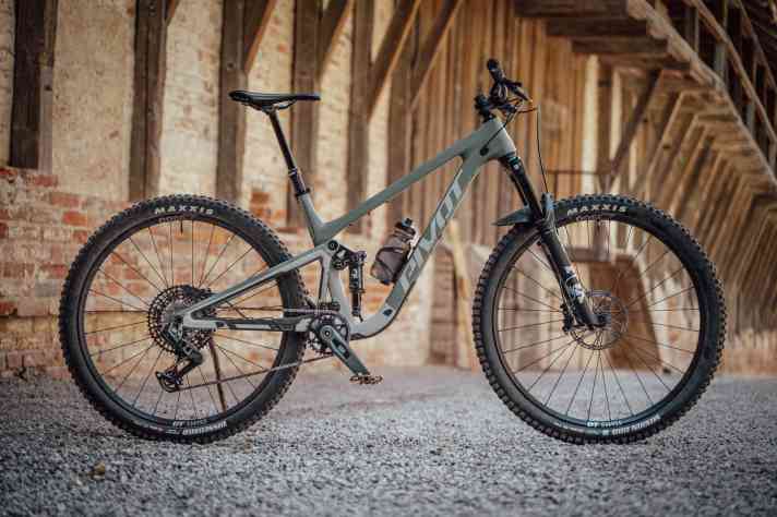 After a long search, the new Pivot Trailcat SL will now be my companion on all trails and tours for a year