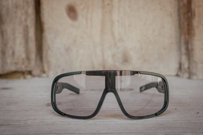 Die Optik täuscht: Der breite Rahmen läuft einmal hinter der Scheibe herum und stört im Sichtfeld