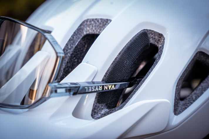 Sunglasses can be placed over the visor. A rubber coating ensures a secure fit