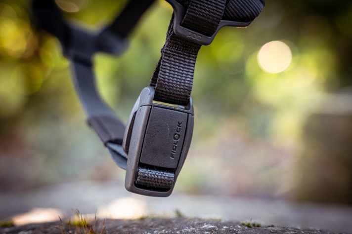 The magnetic fastener from Fidlock can also be operated with one hand