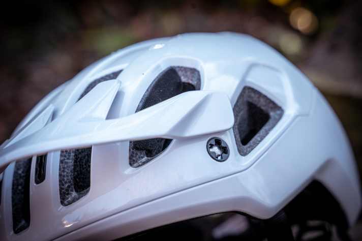 The visor is equipped with a break-away function. In the event of protection, this is designed to protect the neck from overstretching