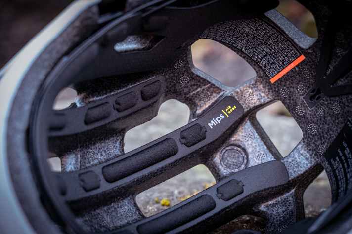 For rotation protection, POC relies on the particularly slim integrated MIPS Air Node