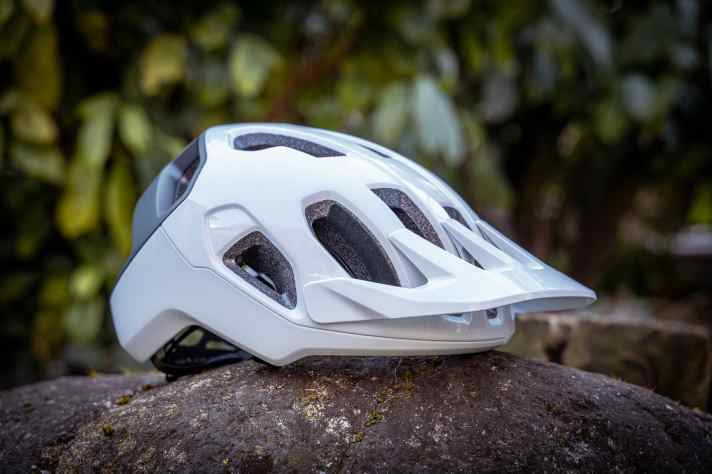 At 359 grams in size M, the new Cularis is no lightweight. However, it aims to impress with its extensive safety features