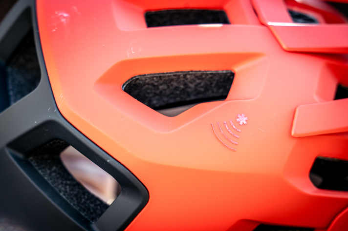 An NFC chip is embedded in the helmet shell, on which important health data can be stored