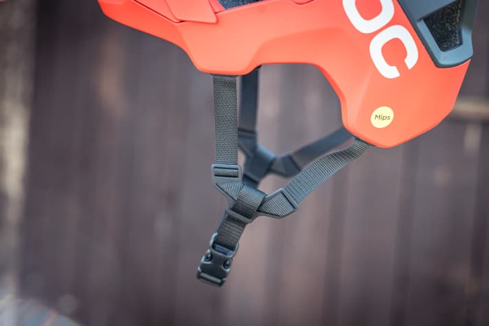 Das Anpassungssystem ist schlicht, funktioniert aber gut. Die Y-Gurte lassen ausreichend Platz um die Ohren