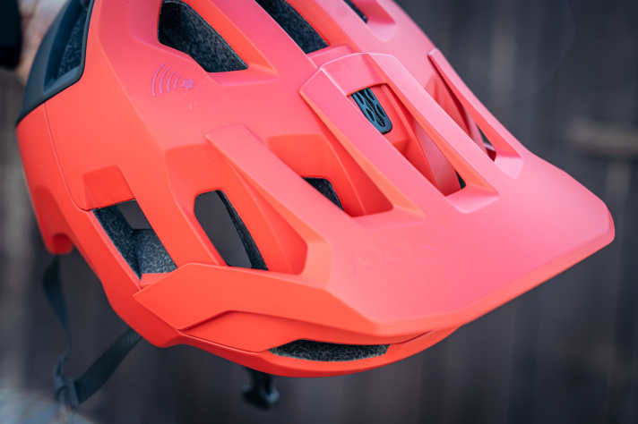 Große Lüftungskanäle fächern viel Luft an den Kopf. Angenehm an heißen Tagen!