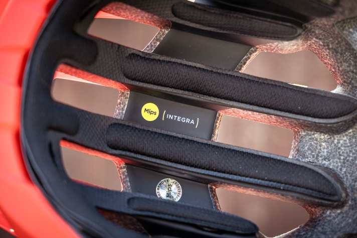 The MIPS Integra has a kind of gel integrated into the padding. This was developed in close collaboration with Poc