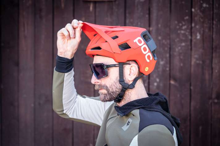 Im Fall eines Sturzes fliegt das Visier vom Helm. Das kann Verletzungen am Kopf durch überstrecken verhindern