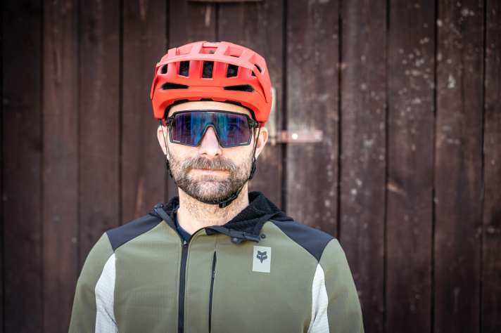 Fällt schmal aus. Vor allem im Bereich der Schläfen bietet der Poc wenig Platz