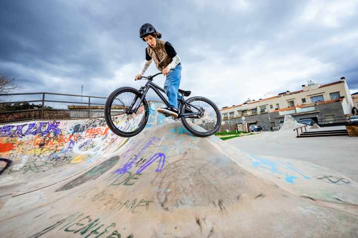 Children and teenagers from 150 centimetres tall can learn all kinds of tricks with the new Propain Trickshot.