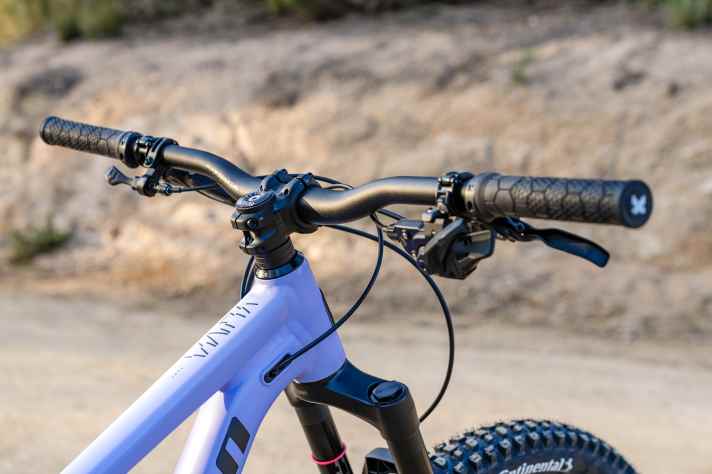 Kindgerechte Anbauteile von Sixpack sind der Schlüssel für eine perfekte Ergonomie an den Kinder-Mountainbikes von Propain.