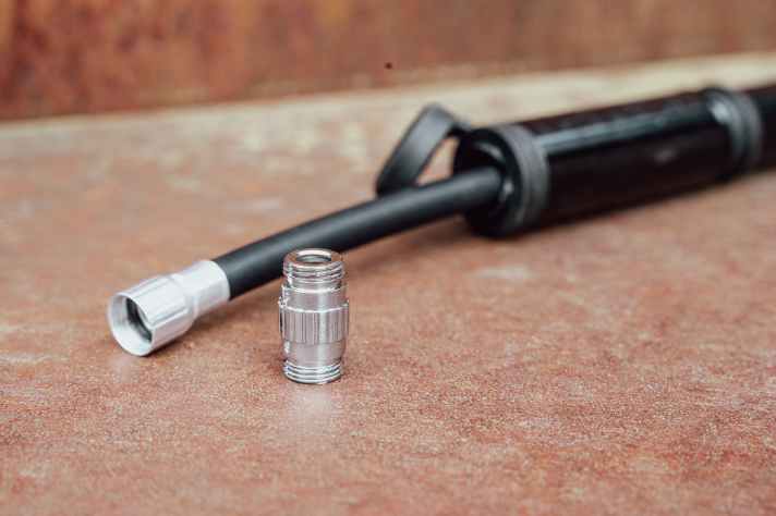 Dank Wechselkopf kann man zügig zwischen Presta- oder Schrader-Ventilen switchen. Die Verarbeitung des Pumpenköpfchens ist nur mäßig