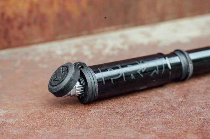 Die Staubkappe lässt sich wie ein Kronkorken aufploppen. Sie schützt den Pumpenkopf vor Verschmutzung