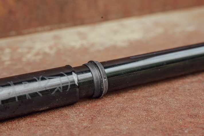 Eine Gummilippe verhindert, dass die Pumpe beim Transport von selbst ausfährt. Beim Pumpen schiebt man sie am besten etwas zurück