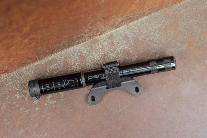 Von der Größe her ist die Pro ideal, um sie am Rahmen zu transportieren. Zu diesem Zweck befindet sich auch eine Rahmenhalterung im Lieferumfang