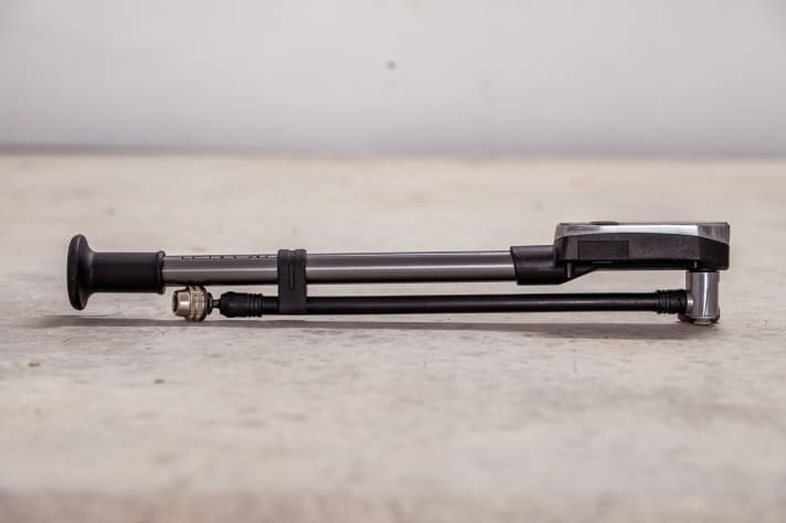 Der lange Schlauch erleichtert das Handling, weil man etwas mehr Abstand zu Dämpfer oder Gabel gewinnt