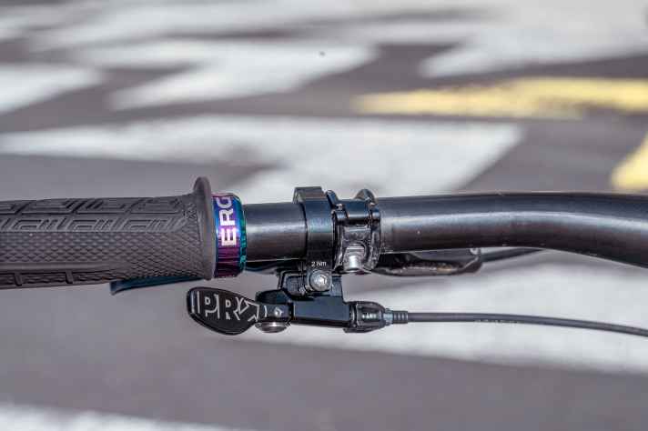 Der Remote mit seinem langen Paddel macht einen wenig wertigen Eindruck und wackelt deutlich.