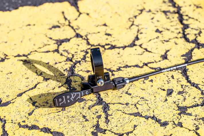 Die Montage des Zugs ist fummlig, ebenso das Anbringen des Remotes am Lenker.