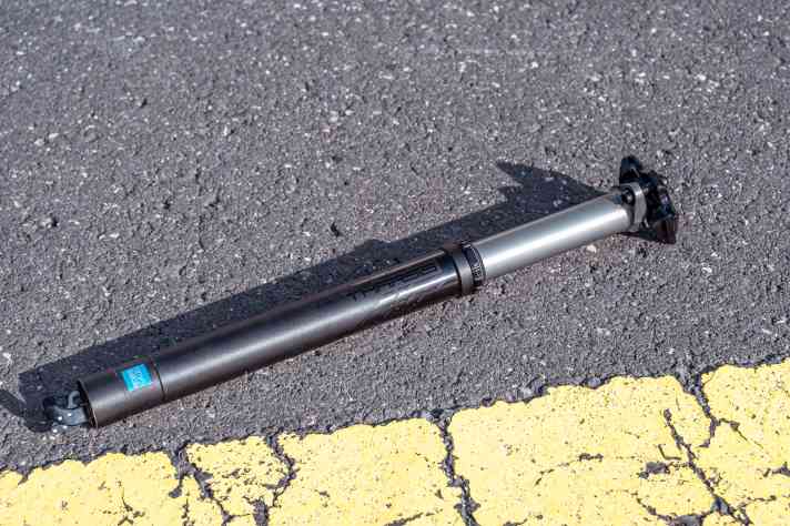 Mit ihrem silbernen Standrohr sticht die Pro Tharsis DSP aus der Menge der Teleskopstützen heraus. Bei der Funktion konnte sie nicht voll überzeugen.