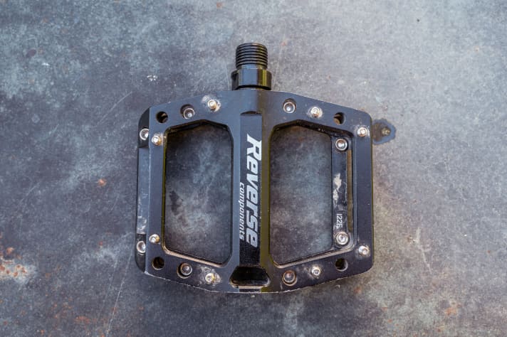 The size of the pedal body is designed for shoes up to size 39.