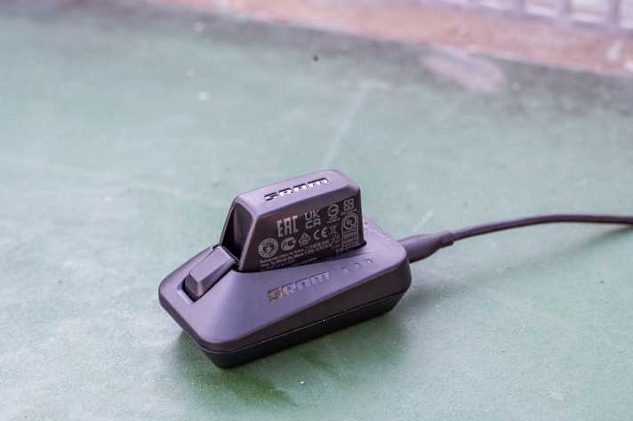 A charging cradle for the battery is included in the scope of delivery.