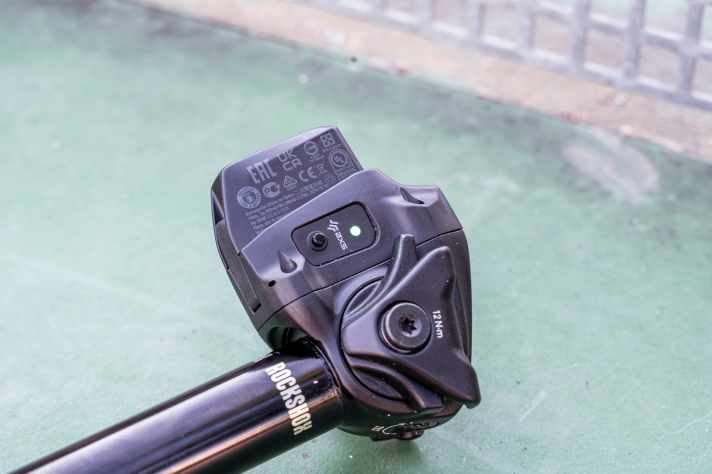 Gut gelöst: Die Akku-Anzeige befindet sich seitlich an der Stütze und ist auch mit montiertem Sattel gut erkennbar.