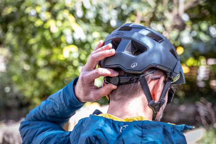 Das Drehrädchen am Hinterkopf ist gut erreichbar aber nicht gummiert