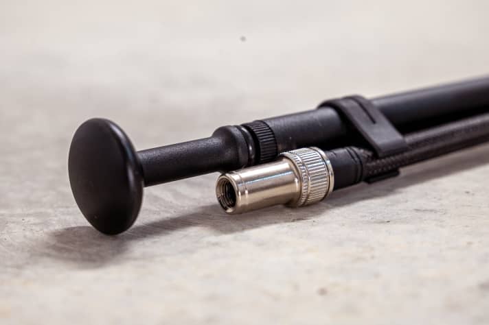 Rockshox uses a standard valve head without decoupling. The long shape makes it very easy to reach the different valves.