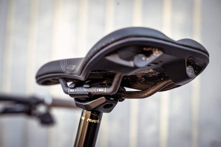 Although the saddle mount is flat, it is somewhat more complex to handle than the old version.
