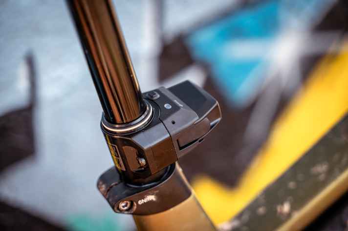 Die Steuereinheit samt Akku wandert von unterhalb des Sattels nach unten an die Sattelklemme. Der Akku ist nach vorne gedreht und gut geschützt vor Schlamm.