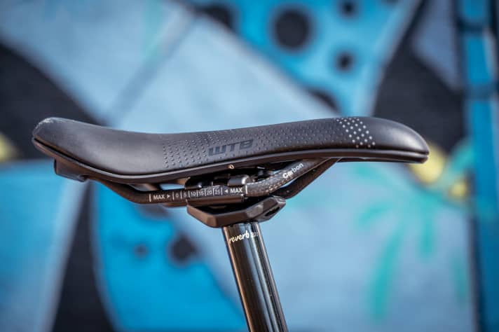 Die neue Sattelaufnahme soll besonders flach bauen. Den gewonnen Platz verliert man jedoch wieder unten an der etwas höheren Schelle der Steuereinheit.