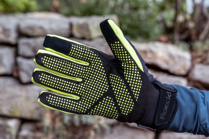 Mehr Silikon-Prints gehen kaum. Leider verschieben sich die einzelnen Stoffschichten beim Griff um den Lenker. Das stört im technischen Gelände