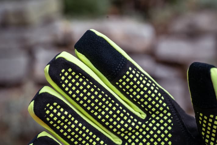 Die Finger sitzen gut. So lässt sich auch das Smartphone leicht bedienen. An den Armaturen könnte der Rapallo aber mehr Grip bieten