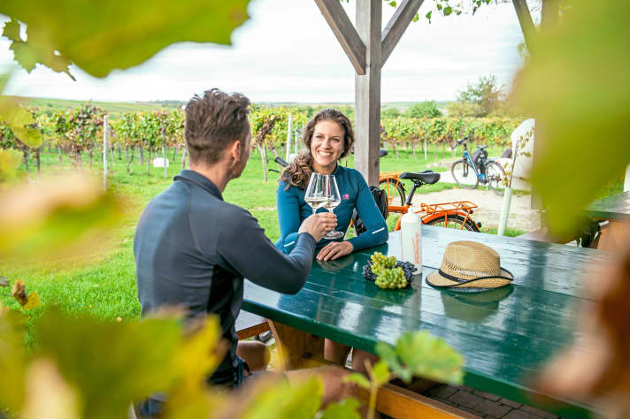 Ein Glas Wein zwischendurch gehört zu einer ­Weintour dazu – Gelegenheiten gibt es jede Menge.