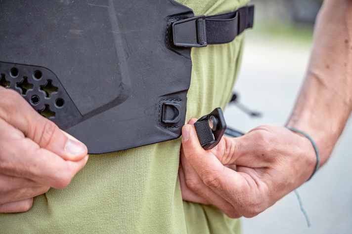 Clever: the fasteners are magnetic and very easy to handle.