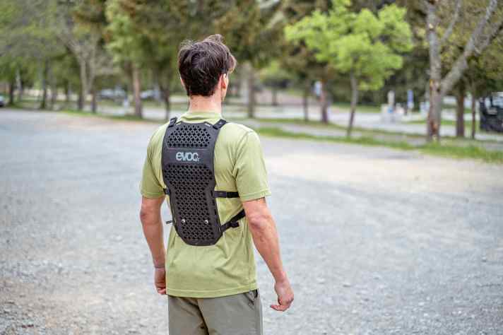 Der Evoc Torso Protector bedeckt etwas weniger Fläche am Rücken als der Poc.
