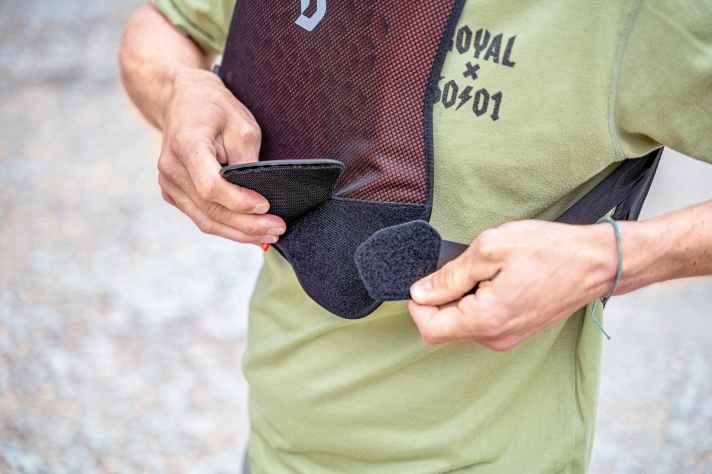 A double hook and loop fastener ensures a secure connection and the right fit