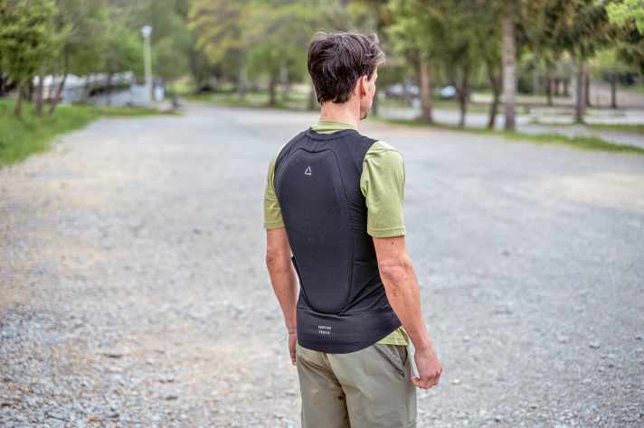 Die Ion MTB Protektorenveste Amp schmiegt sich sauber um den Körper