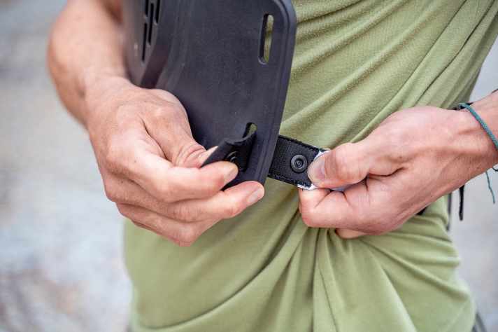 Poc uses classic press studs for the fastening.