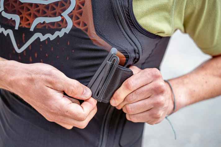 Um die Fox zu öffnen, muss man jedes Mal den ziemlich fummeligen Verschluss öffnen