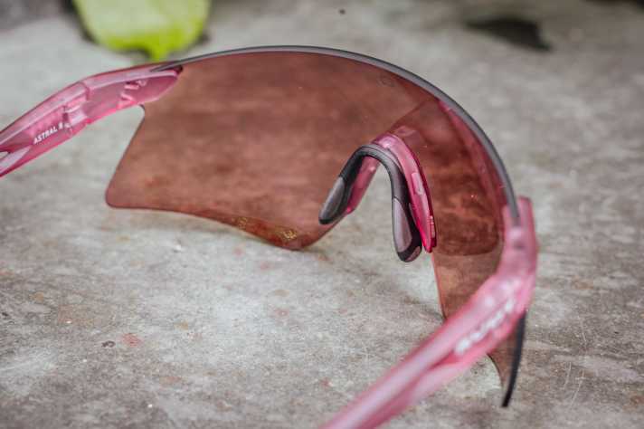 The nose bridge, on the other hand, is easy to adjust and comfortable to wear